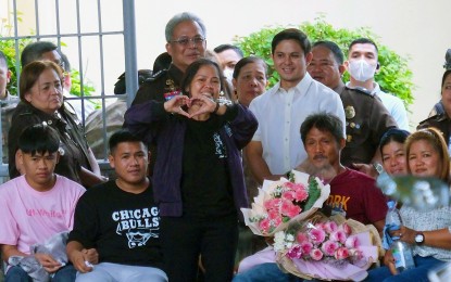 

<p><strong>HOME AT LAST.</strong> Migrant worker Mary Jane Veloso poses for photographers at the Correctional Institution for Women in Mandaluyong City, where she was taken right after arriving from Indonesia on Dec. 18, 2024, with her two sons to her right and Bureau of Corrections Director General Gregorio Catapang Jr. and Department of Justice Assistant Secretary Mico Clavano behind. Veloso was convicted of drug trafficking and sentenced to death in 2010, until the government finally convinced Indonesian authorities to allow her to serve out her sentence in the Philippines. <em>(PNA photo by Avito Dalan)</em></p>
<p>“/><figcaption>
<p><strong>HOME AT LAST.</strong> Migrant worker Mary Jane Veloso poses for photographers at the Correctional Institution for Women in Mandaluyong City, where she was taken right after arriving from Indonesia on Dec. 18, 2024, with her two sons to her right and Bureau of Corrections Director General Gregorio Catapang Jr. and Department of Justice Assistant Secretary Mico Clavano behind. Veloso was convicted of drug trafficking and sentenced to death in 2010, until the government finally convinced Indonesian authorities to allow her to serve out her sentence in the Philippines. <em>(PNA photo by Avito Dalan)</em></p>
</figcaption></figure>
<p><strong>MANILA</strong> – President Ferdinand R. Marcos Jr. on Friday announced the granting of an absolute pardon to Mary Jane Veloso, who returned to the Philippines in December 2024 after spending nearly 15 years in prison in Indonesia for alleged drug trafficking.</p>
<p>“Pinirmahan ko na ‘yung pardon niya kahapon (I signed her pardon yesterday),” Marcos confirmed on the sidelines of his visit to Eastern Visayas.</p>
<p>Malacañang said Wednesday that Marcos was considering granting Veloso an absolute pardon on humanitarian grounds.</p>
<p>Veloso was arrested in 2010 in Yogyakarta, Indonesia, and was sentenced to death in the same year after authorities found 2.6 kg. of heroin in her luggage.</p>
<p>She consistently maintained her innocence, saying she was a victim of human trafficking and her recruiters tricked her into carrying the suitcase without her knowledge.</p>
<p>She received a last-minute reprieve in 2015 after the Philippine government asked Indonesia to spare her so she could testify against her alleged human traffickers.</p>
<p>Following diplomatic engagements between the Philippines and Indonesia regarding prisoner transfer arrangements, Veloso was repatriated to Manila in 2024 and was transferred to the Correctional Institution for Women in Mandaluyong City to serve the remainder of her legal sentence under Philippine jurisdiction.</p>
<p>Veloso’s appeal for executive clemency was evaluated and reviewed by the Office of the President earlier this year.</p>
<p><strong>Closure, renewed fight vs trafficking</strong></p>
<p>Meanwile, Senator Francis Pangilinan said the absolute pardon gives Veloso and her family a chance to rebuild their lives after nearly 16 years of detention, while underscoring the need to pursue recruiters and trafficking syndicates preying on Filipinos.</p>
<p>“<em>Kinalulugod natin ang paggawad ni Pangulong Ferdinand Marcos Jr. ng absolute pardon kay Mary Jane Veloso</em> (We welcome President Ferdinand Marcos Jr.’s grant of absolute pardon to Mary Jane Veloso),” Pangilinan said in a statement.</p>
<p>Pangilinan said Veloso’s experience should also serve as a reminder of the risks faced by Filipinos seeking jobs abroad.</p>
<p>“<em>Habang ipinagdiriwang natin ang kalayaan ni Mary Jane, tuloy-tuloy nating singilin ang mga illegal recruiter, human trafficker at drug syndicate na sinasamantala ang pangarap at kahinaan ng ating mga kababayang OFW</em> (As we celebrate Mary Jane’s freedom, we must continue holding illegal recruiters, human traffickers and drug syndicates accountable for exploiting the dreams and vulnerabilities of our overseas Filipino workers),” he said. <strong><em>(With a report from Wilnard Bacelonia/PNA)</em></strong></p>
</p></div>
<p><script async defer crossorigin=